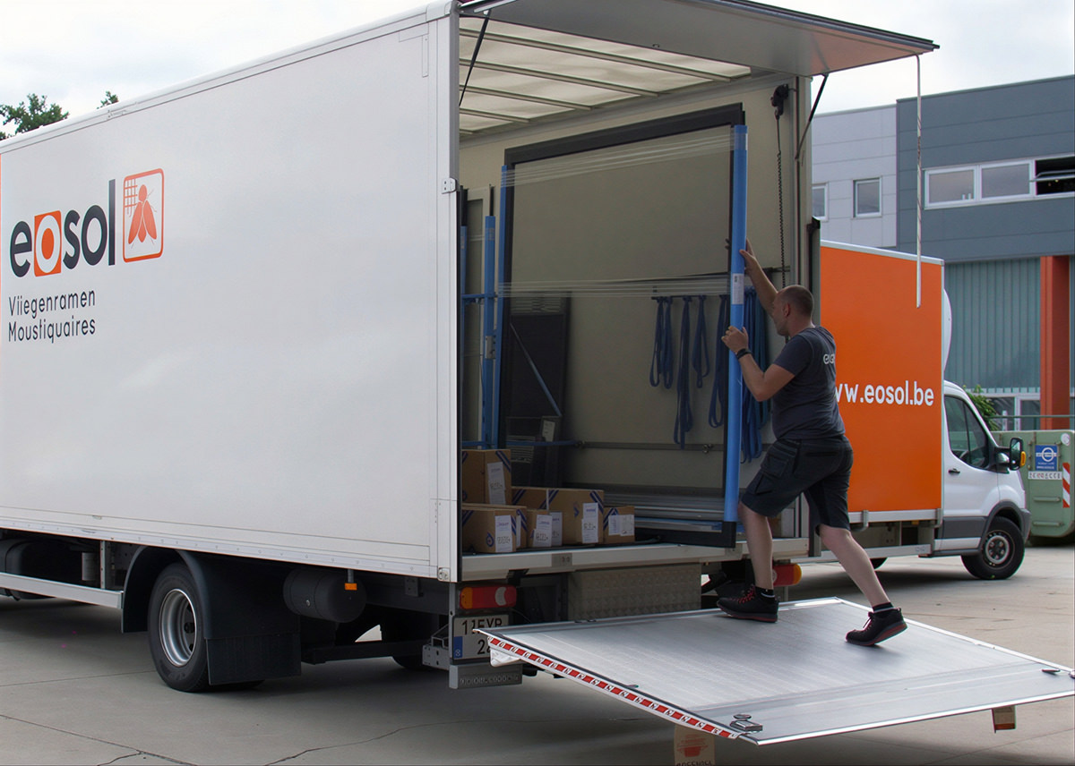 Livraison par camion des moustiquaires Eosol