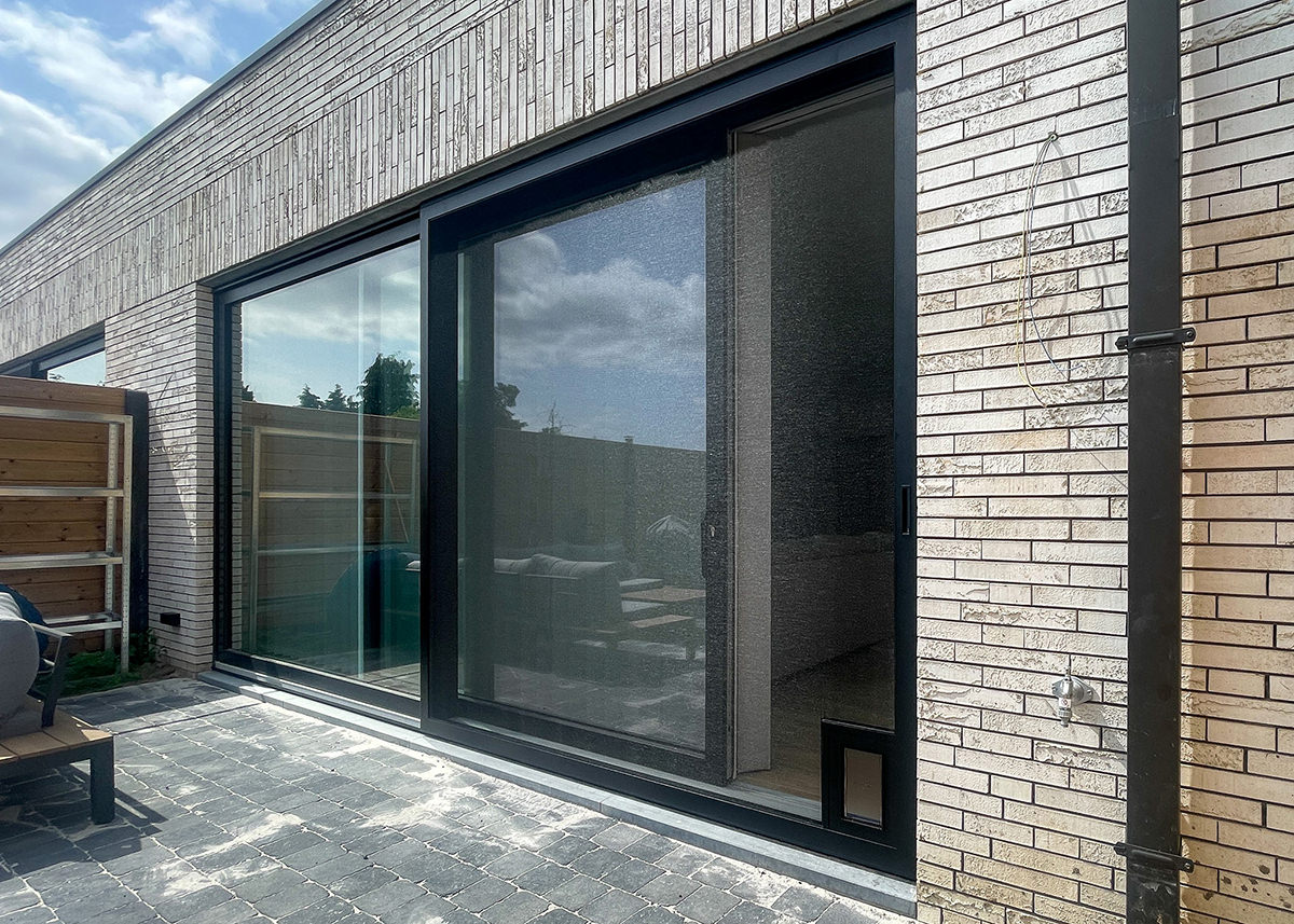 Grande moustiquaire coulissante avec trappe pour animaux, pour fenêtres et portes en aluminium