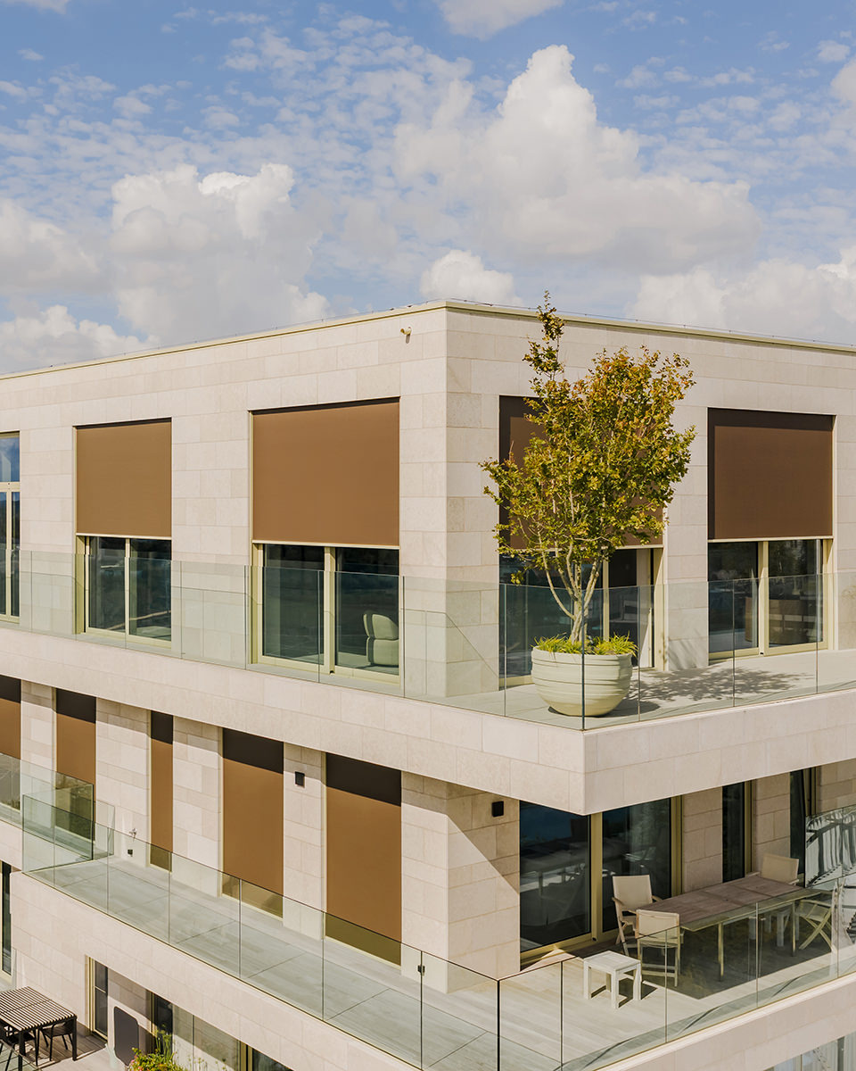 Screens as Sun Protection to Optimize Heat and Light in Your Home