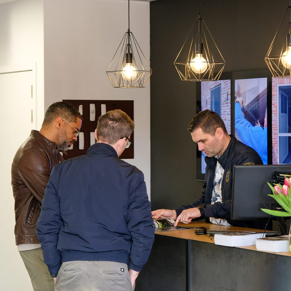 Joris Meeussen s'entretient avec des clients