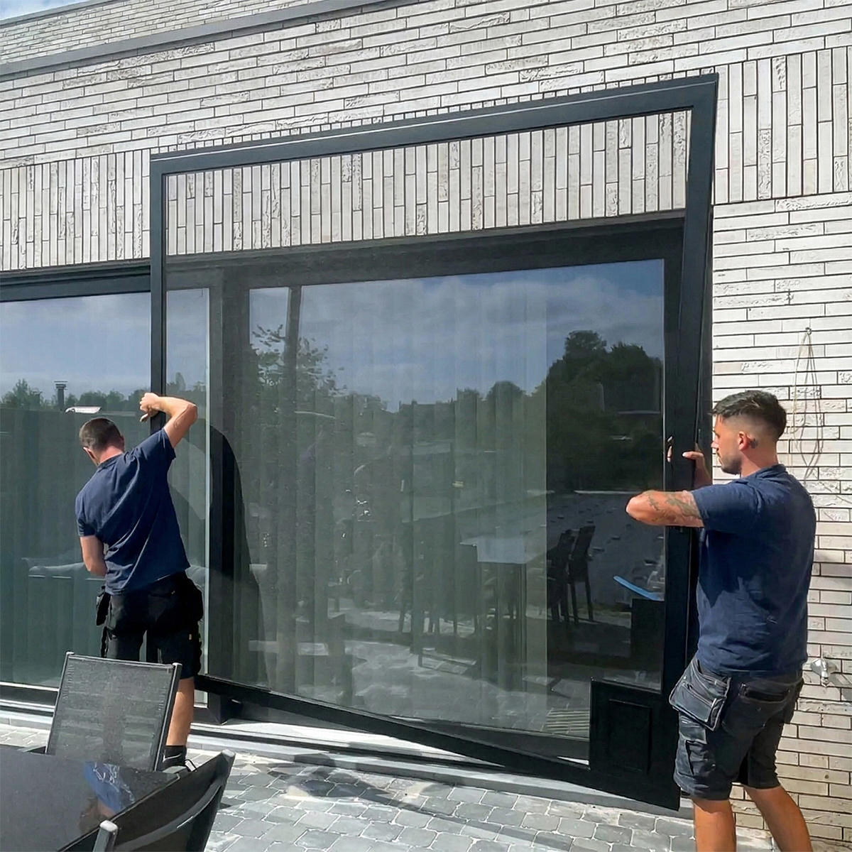 Professionals Die Eosol Op De Werf Installeren